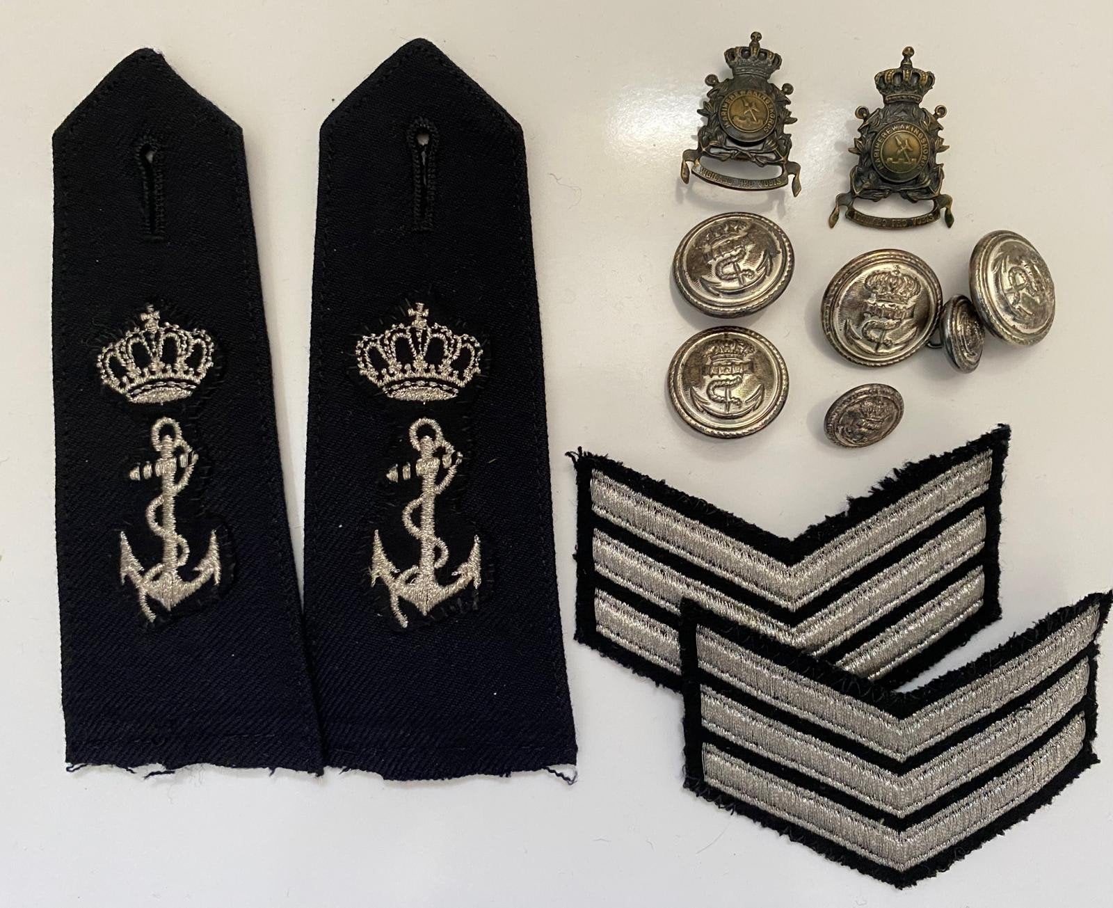 Nederlandse emblemen marine bewakingskorps. Zeldzaam., Ophalen of Verzenden, Marine, Nederland, Embleem of Badge