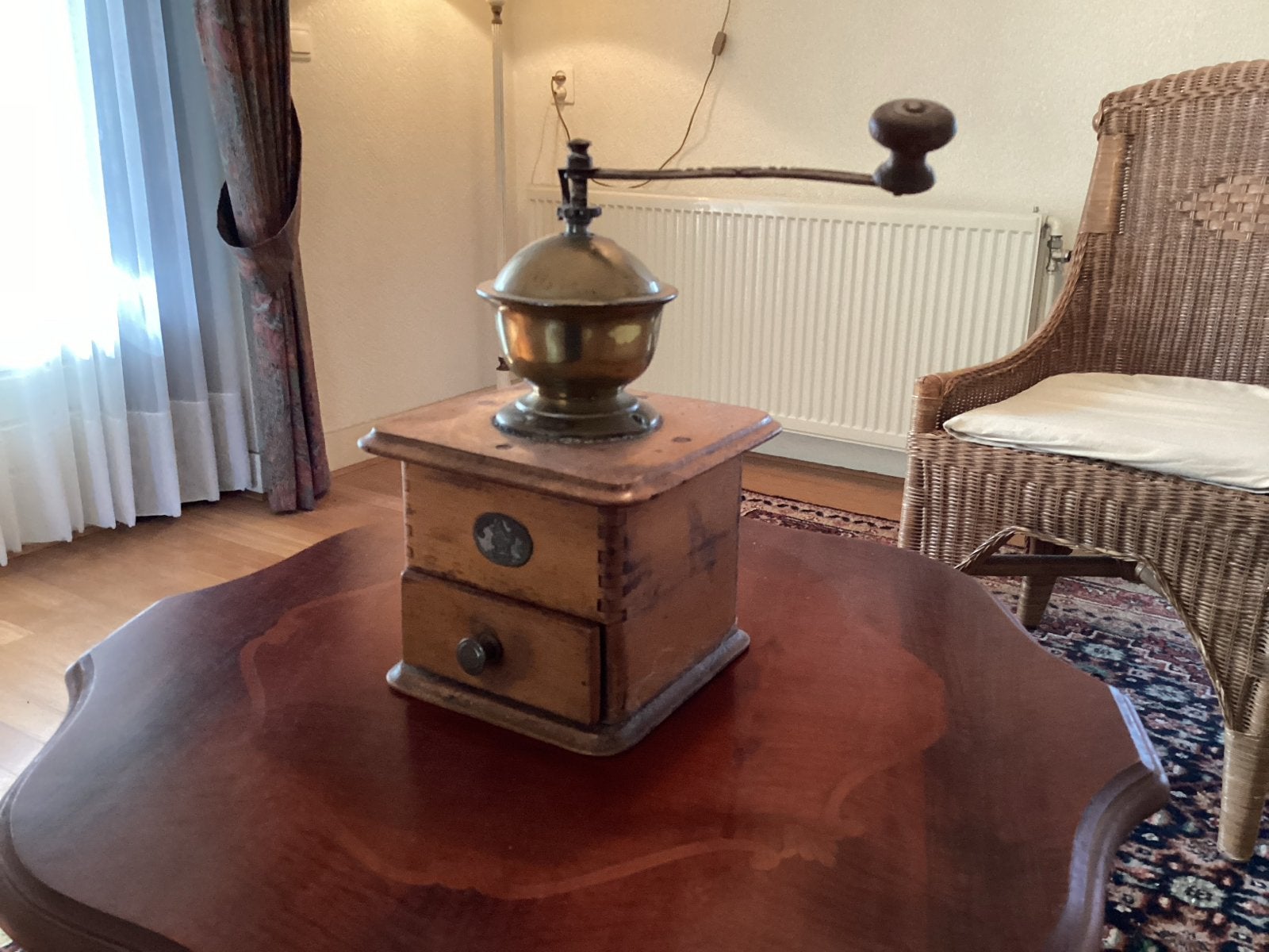 Antieke Koffiemolen met Houten Kast en Messing Trechter, Ophalen