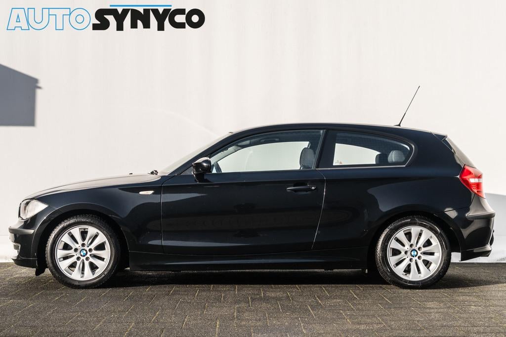 BMW 1-serie 118d Business Line | Trekhaak | Airco | Navi | O, Auto's, BMW, 1-Serie, Euro 5, Zwart, 4 stoelen