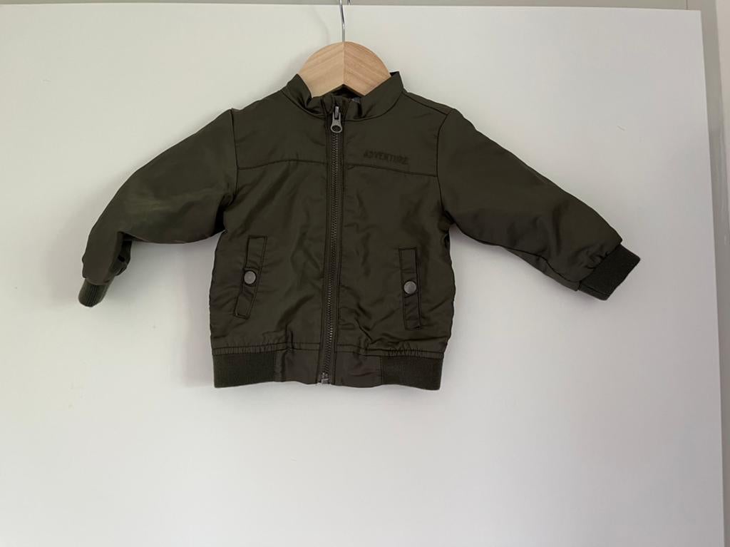 Donkergroene / khaki tussenjas / bomberjack, maat 74 Zeeman, Ophalen of Verzenden, Zo goed als nieuw, Jongetje, Jasje