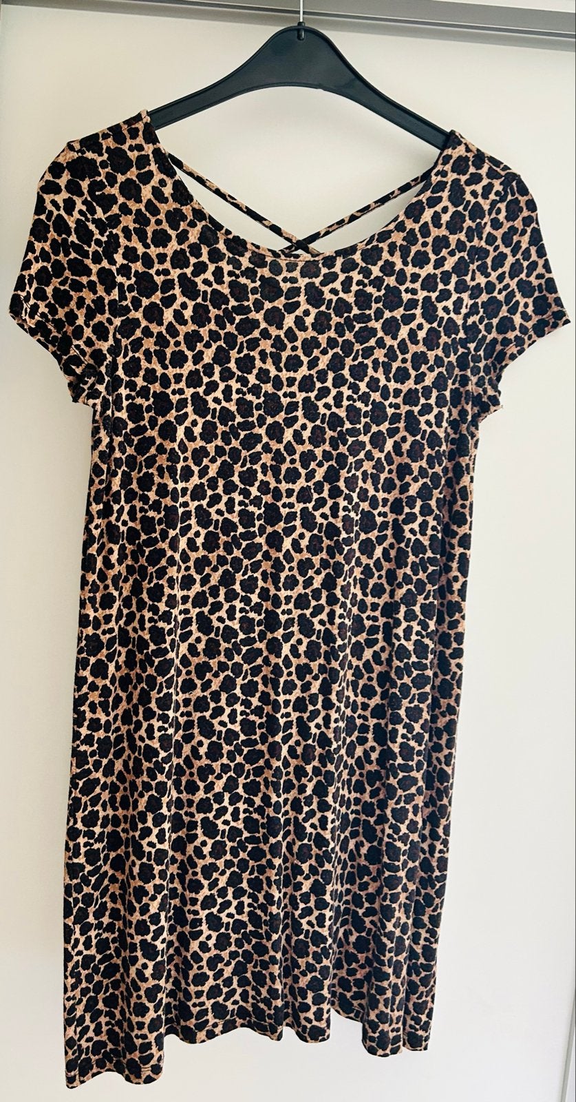 Only Leopardprint jurk met gekruiste bandjes M, Kleding | Dames, Maat 38/40 (M), Bruin, Ophalen of Verzenden, Knielengte
