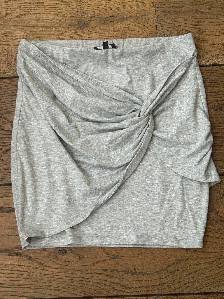 grijze overslag rok L in ~~nieuw~~ staat, Kleding | Dames, Rokken, Verzenden, Maat 42/44 (L), Zo goed als nieuw, Grijs