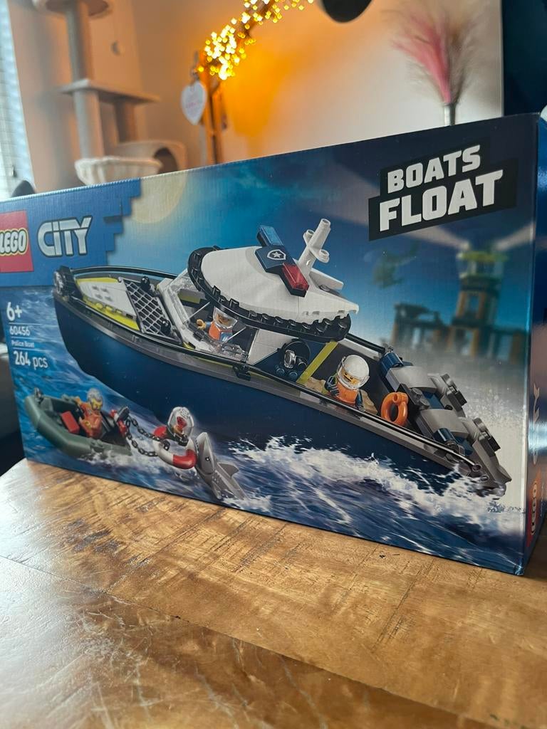 LEGO Politie boot in dichte doos (helemaal nieuw), Ophalen of Verzenden, Zo goed als nieuw
