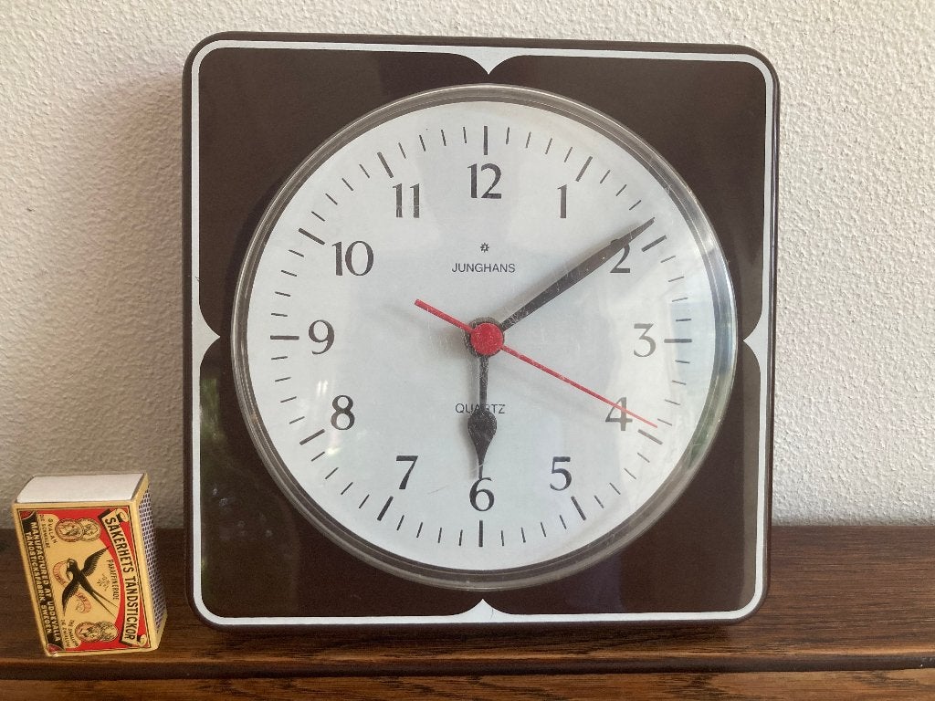 Vintage plastic keukenklok Junghans bruin vierkant wijzers, Analoog, Ophalen of Verzenden, Werkt op batterijen, Overige merken