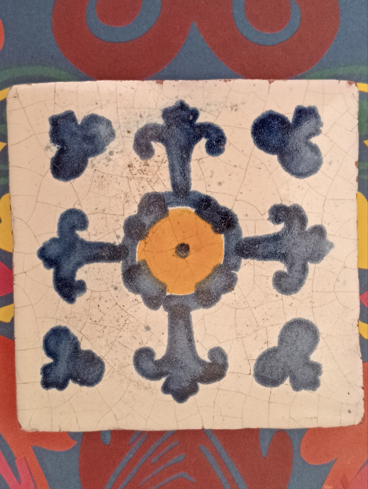 Handgeschilderde tegel - Blauw en Geel Bloempatroon, Ophalen of Verzenden