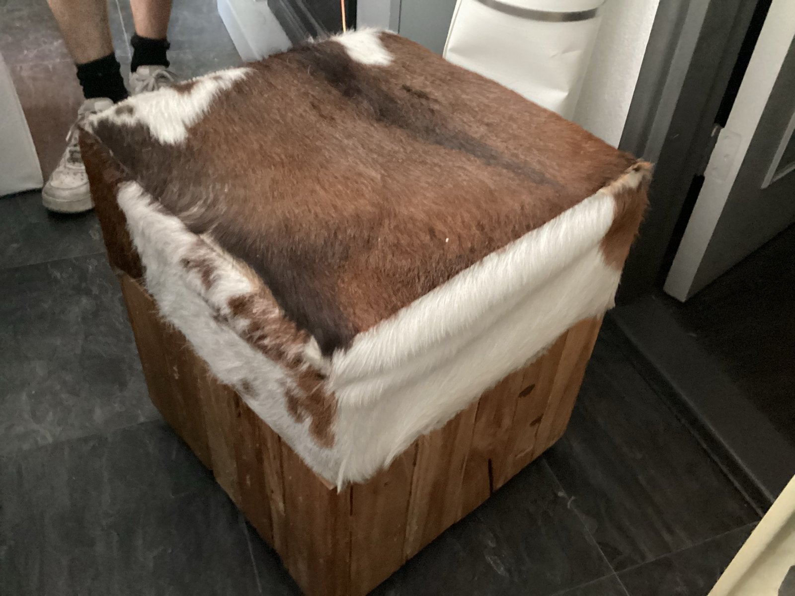 Unieke poef/opbergkist met geitenvel en houten accenten, Minder dan 50 cm, Gebruikt, Vierkant, Ophalen of Verzenden