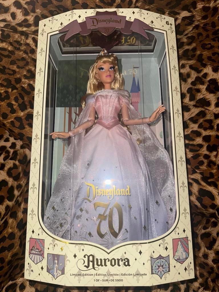 Disney Sleeping Beauty Aurora 70th anniversary doll, Verzamelen, Ophalen of Verzenden, Sneeuwwitje of Doornroosje, Nieuw, Overige typen