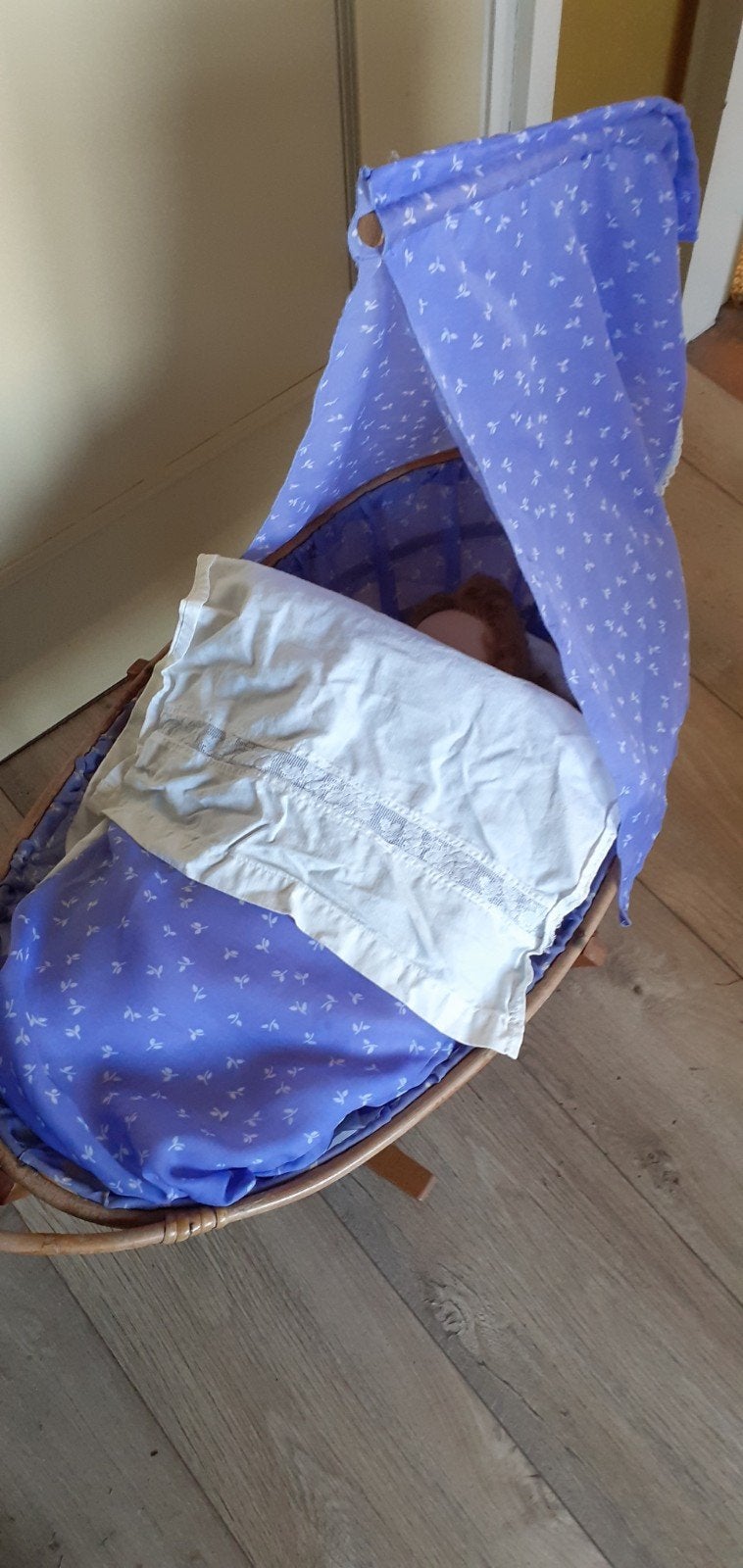 Vintage babypop met wiegje - charmant en compleet, Kinderen en Baby's, Speelgoed | Poppen, Ophalen, Gebruikt, Babypop