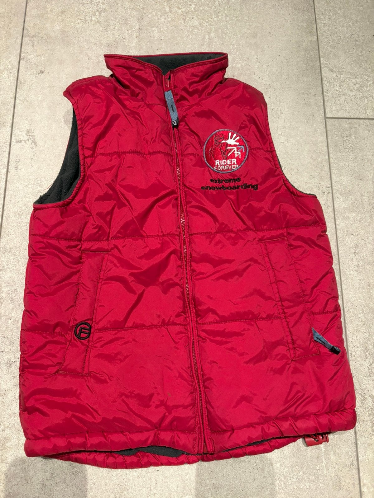 Rode gewatteerde bodywarmer maat 128, Ophalen of Verzenden, Zo goed als nieuw, Jongen of Meisje, Jas