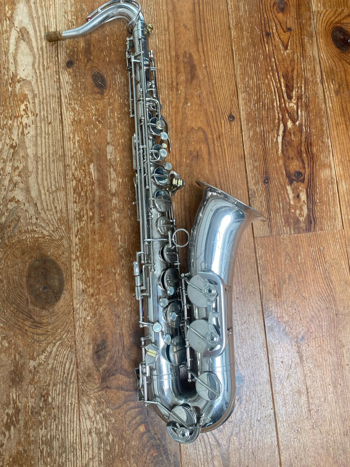 Schenkelaars tenorsaxofoon, verzilverd- Met Koffer, Muziek en Instrumenten, Ophalen of Verzenden, Gebruikt, Tenor, Met koffer