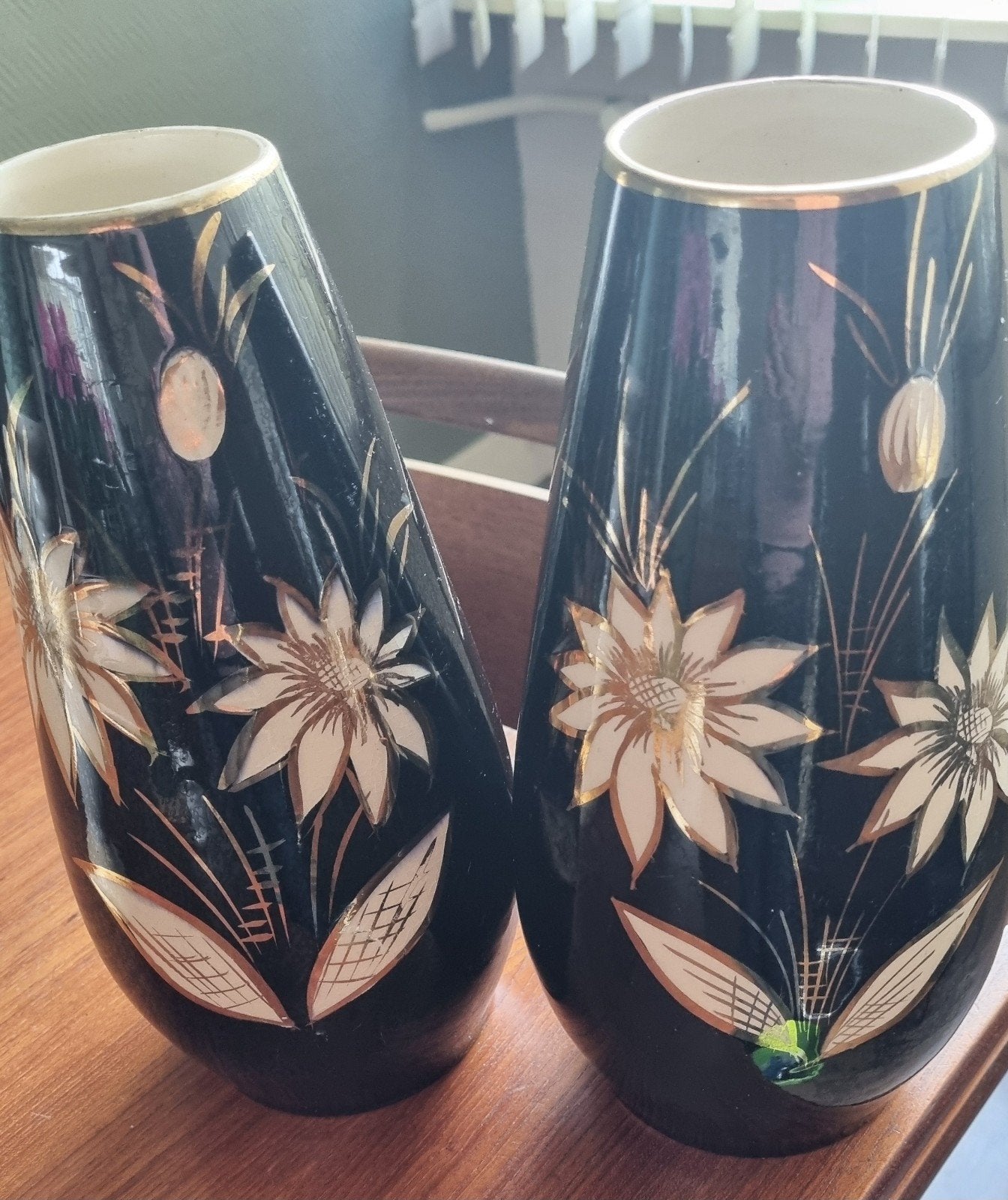 Set van 2 vintage zwarte vazen met gouden bloemmotief, Ophalen of Verzenden