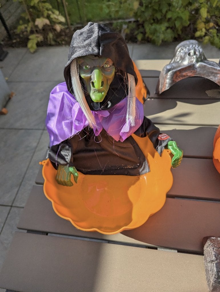 Griezelige heks S met snoepkom - Halloween Decoratie, Ophalen of Verzenden, Gebruikt, Feestartikel, Halloween of Griezel