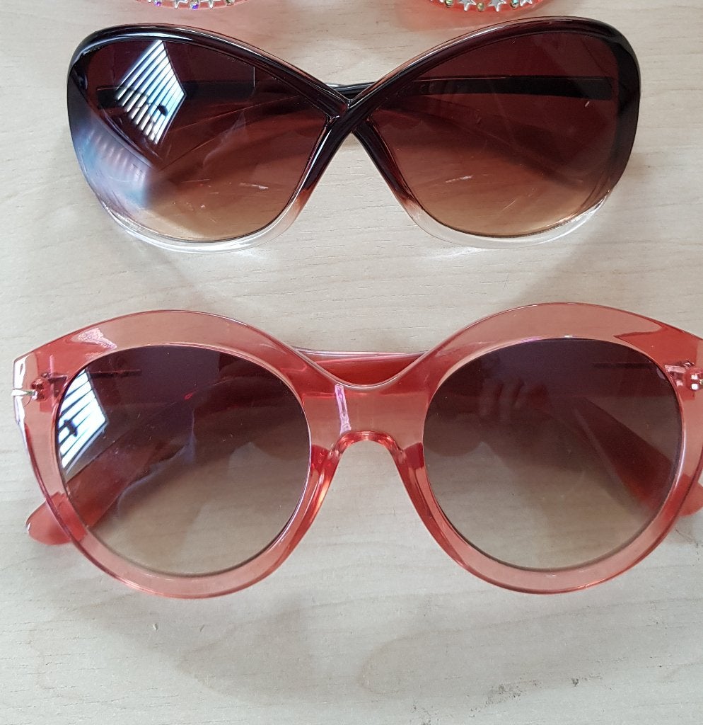 2 zonnebrillen 1 roze montuur en 1 bruin, Sieraden, Tassen en Uiterlijk, Zonnebrillen en Brillen | Dames, Overige merken, Zonnebril