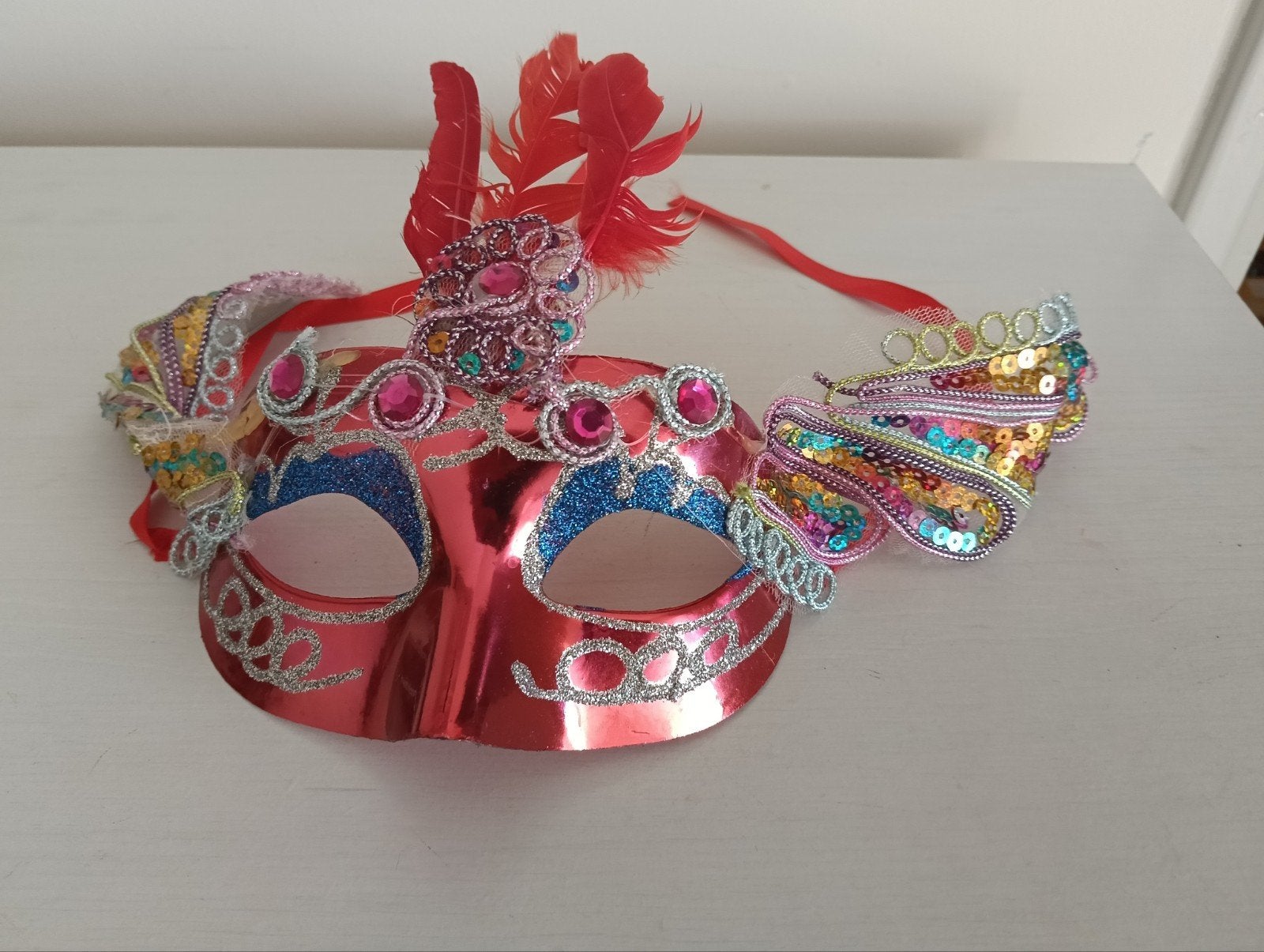 Rood Venetiaans Masker met Veren en Pailletten, Ophalen of Verzenden, Zo goed als nieuw, Feestartikel, Carnaval