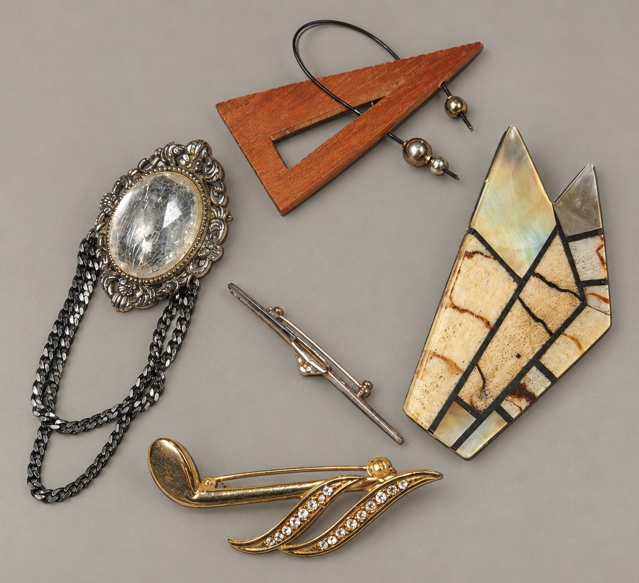 Partij vintage broches en diverse sierspelden, Ophalen of Verzenden, Overige kleuren, Overige materialen
