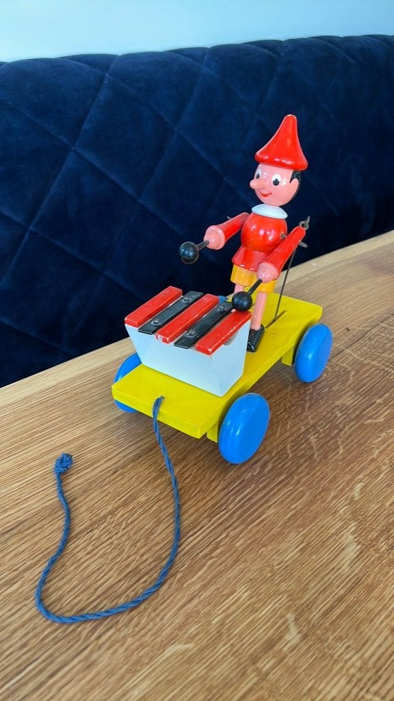 Vintage houten speelgoed Pinokkio drummer pop op autootje, Ophalen of Verzenden