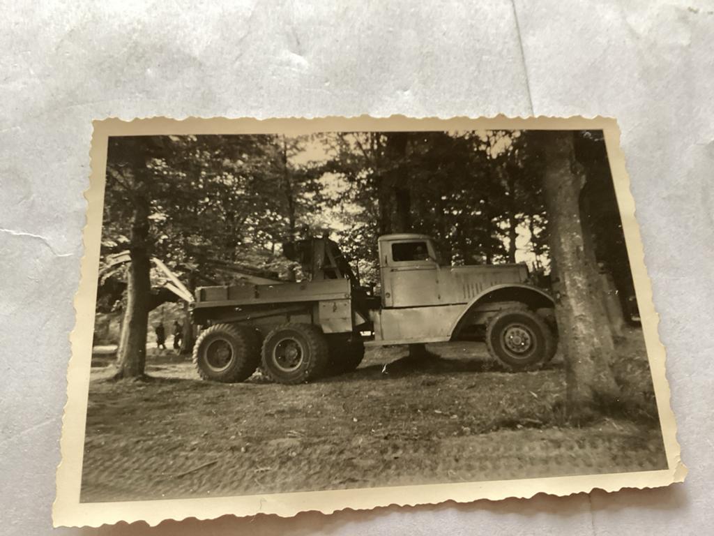 Oude vrachtwagen in de natuur leger voertuigen 6x9 cm, Gebruikt, Foto, Ophalen of Verzenden, Voor 1940