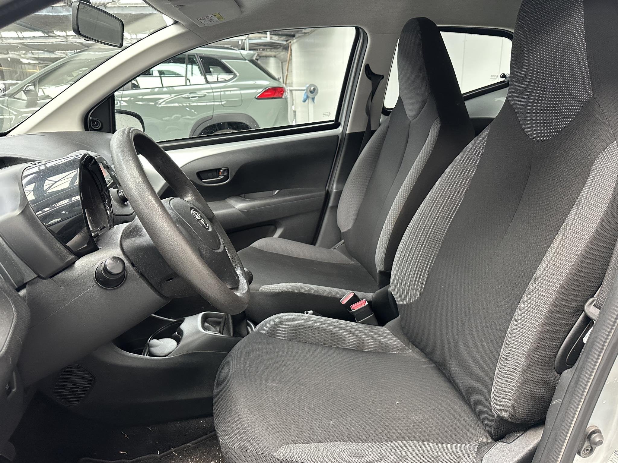 Toyota Aygo 1.0 VVT-i x-now, Auto's, Toyota, Stof, Gebruikt, Euro 6, 4 stoelen