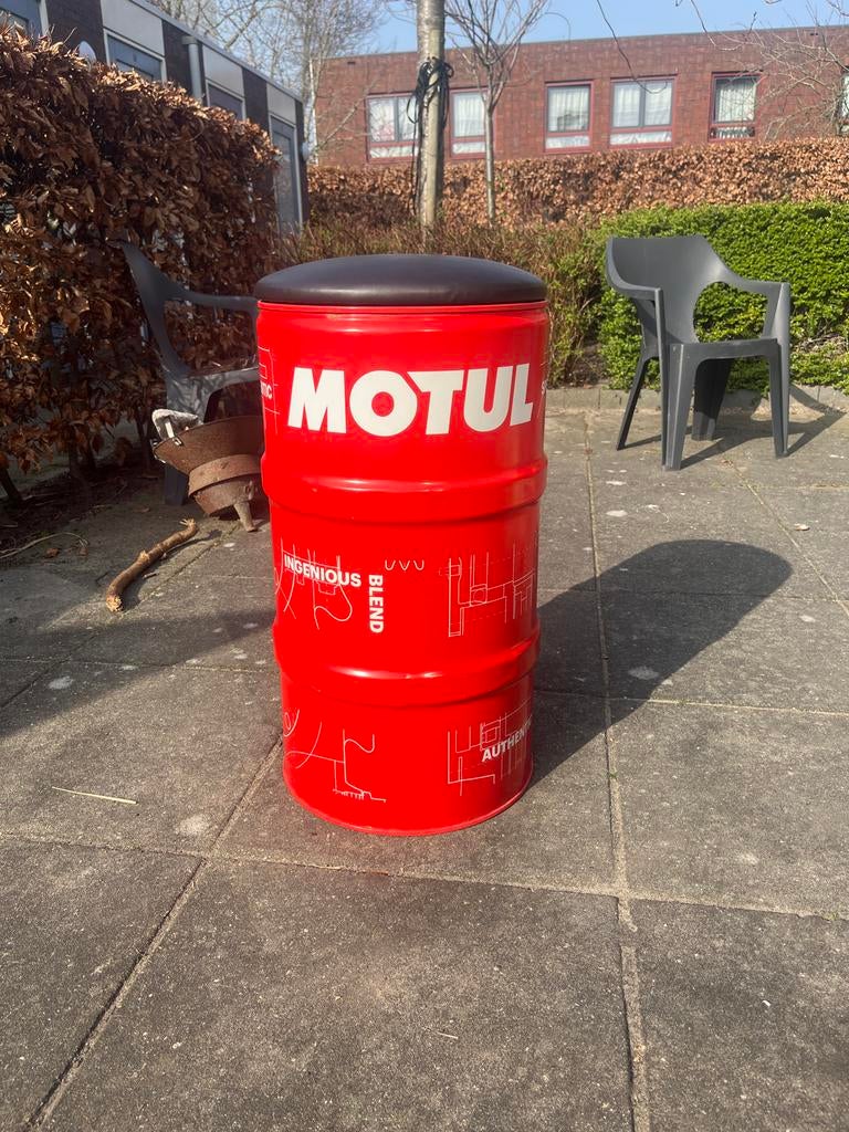 Motul olievat kruk met zitting, Huis en Inrichting, Barkrukken, Gebruikt, 60 tot 90 cm, Metaal, 1 kruk, Ophalen