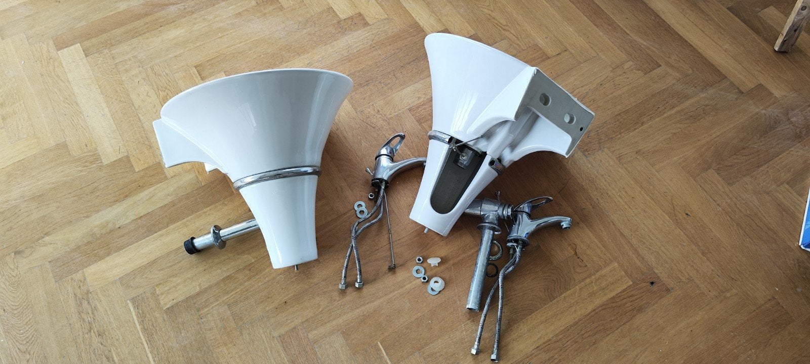 2 Fonteintjes met kraan en toebehoren - WC/extra wasbak, Doe-het-zelf en Verbouw, Sanitair, Gebruikt, Wastafel, Ophalen