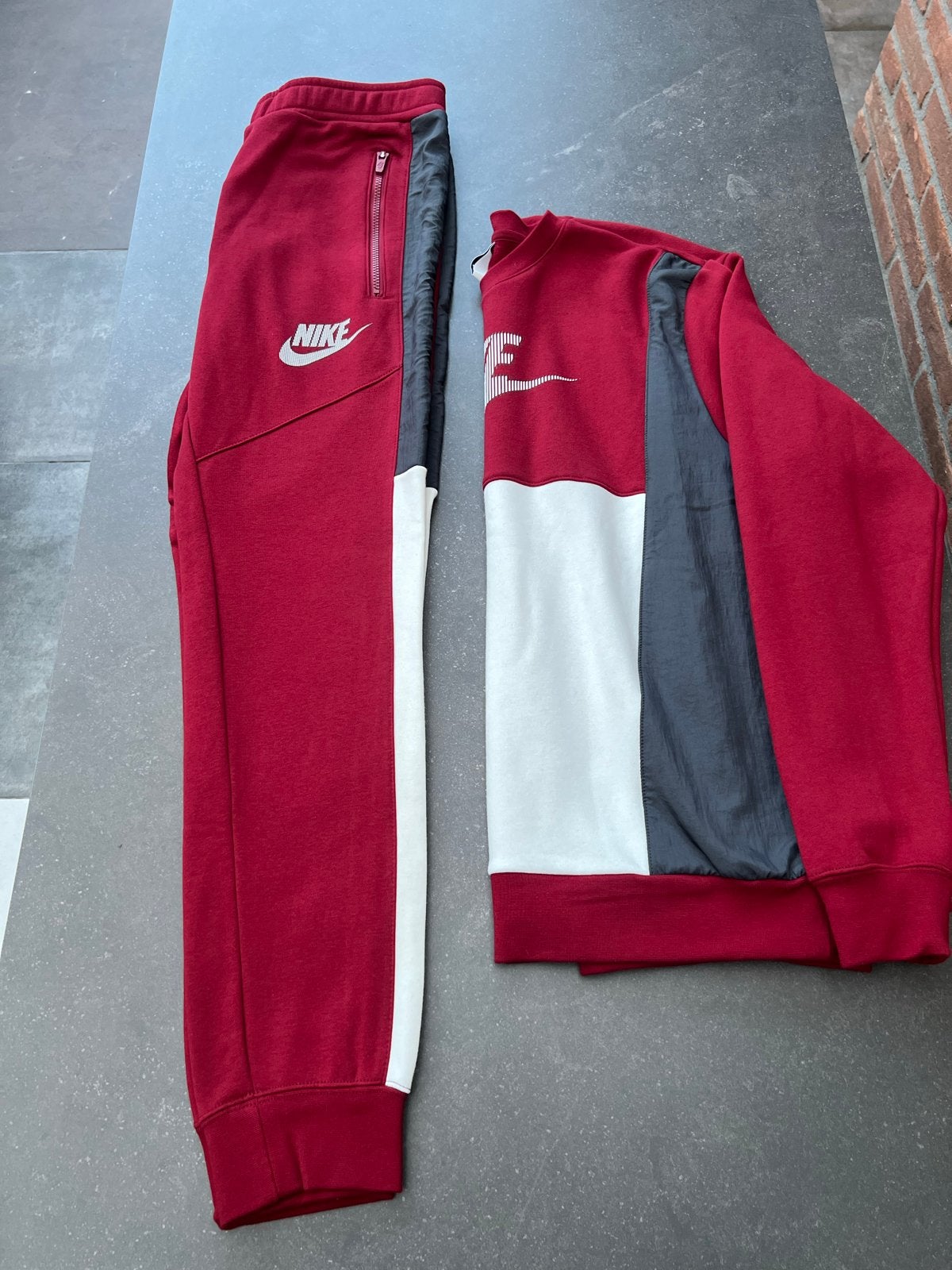 Nike trainingspak rood - Maat M, Kleding | Heren, Sportkleding, Maat 48/50 (M), Nieuw, Ophalen of Verzenden, Rood