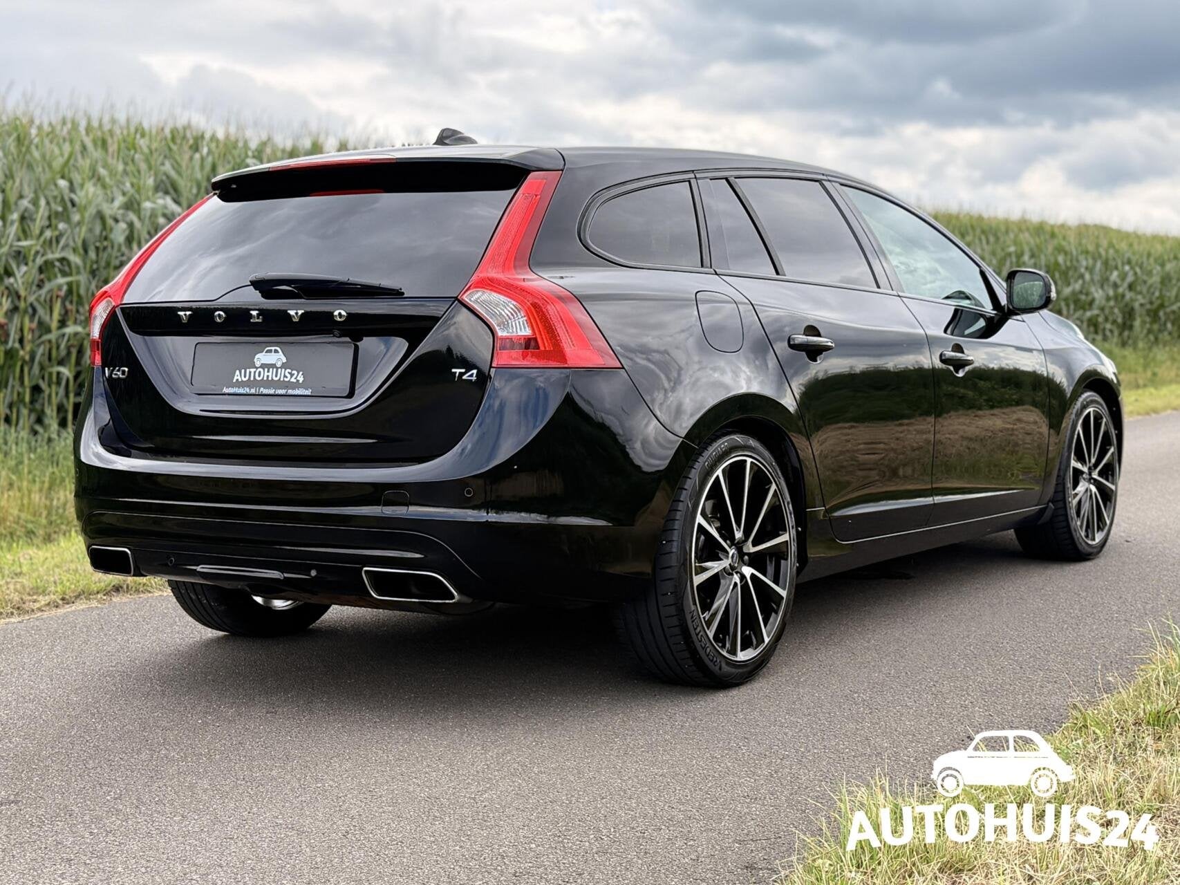 Volvo V60 2.0 T4 Polar+ Dynamic TREKHAAK|19"|Xenon|DAK|H&K-A, Auto's, Gebruikt, Zwart, Automatische klimaatregeling, 1600 kg