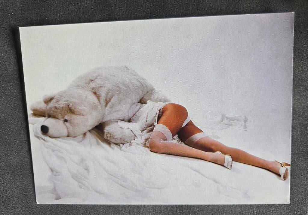 Sexy vrouw in lingerie onder teddybeer, Verzenden, 1980 tot heden, Ongelopen, Overige thema's