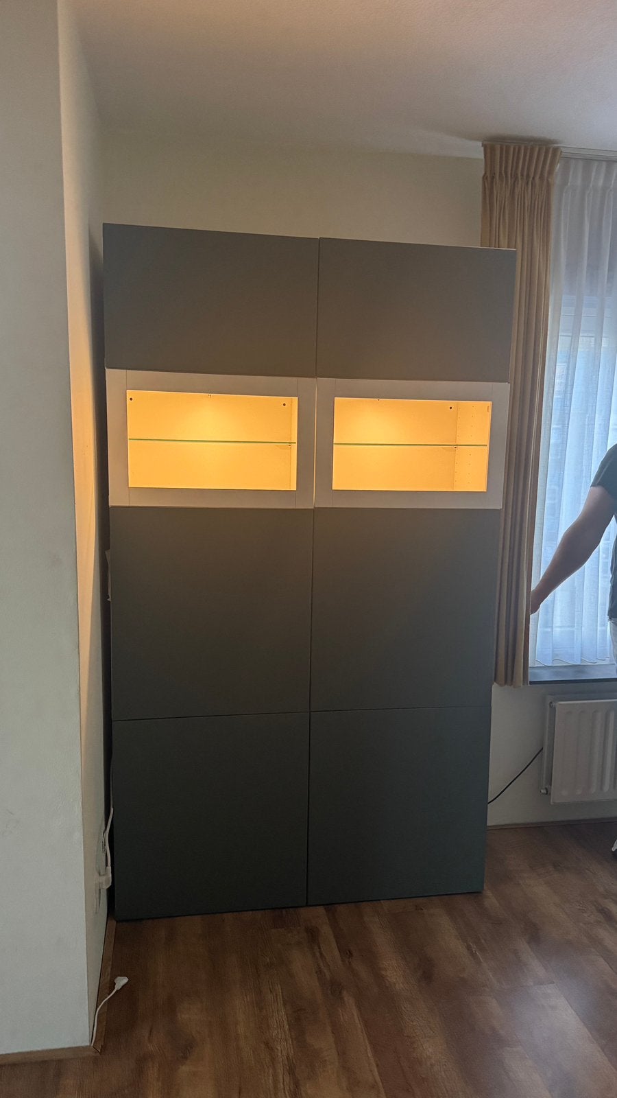 IKEA BESTÅ vitrinekast met verlichting – donkergrijs/wit, Ophalen, Zo goed als nieuw, 25 tot 50 cm, 150 tot 200 cm