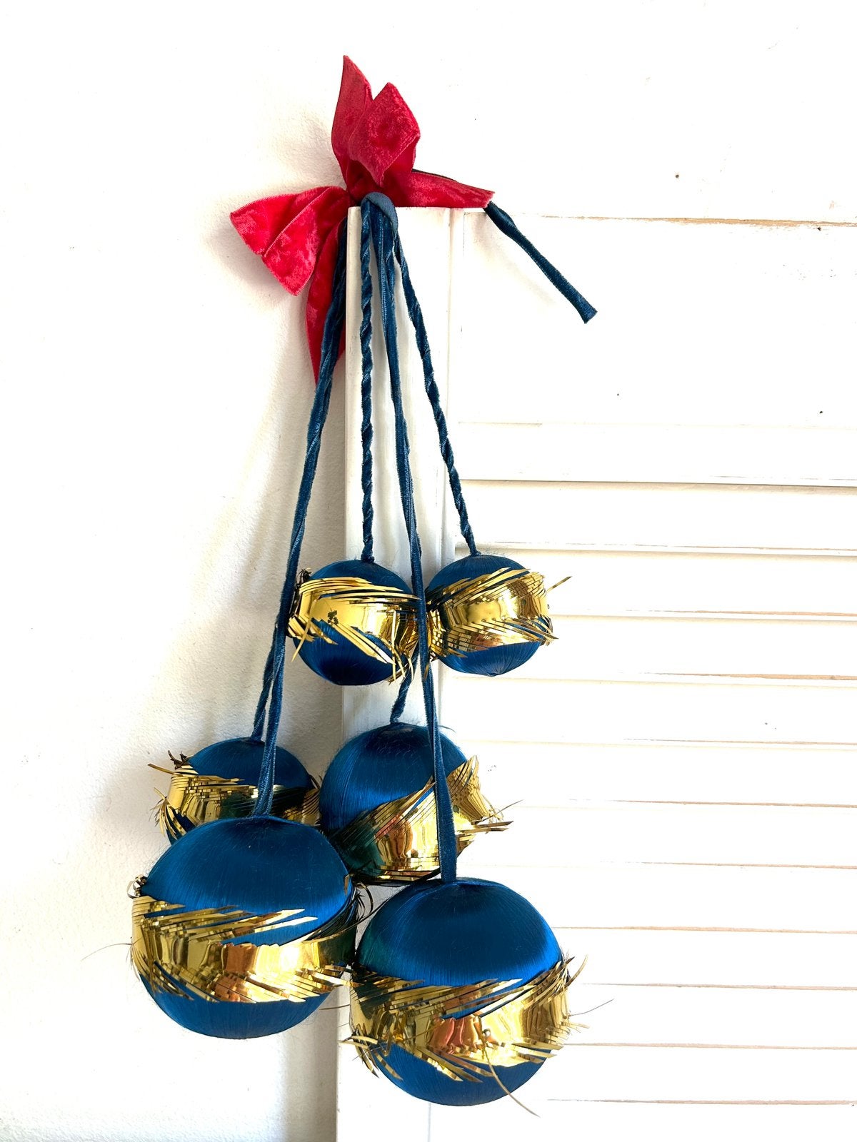 Vintage tros chenille kerstballen aan lint blauw goud, Ophalen