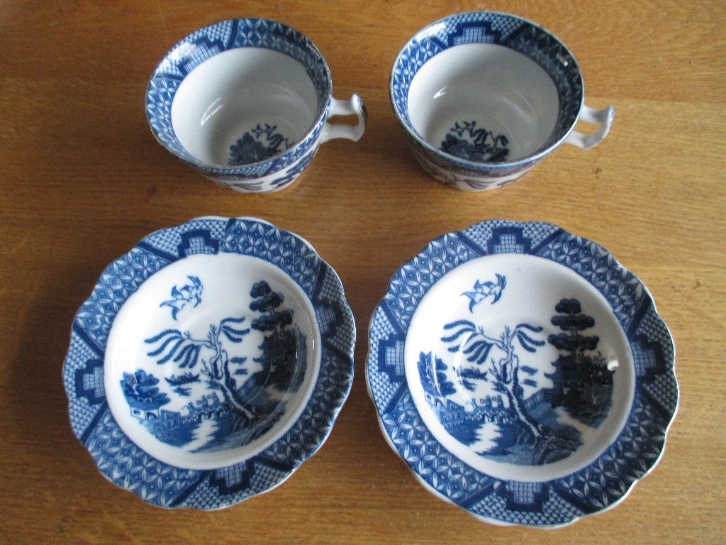 2 kopjes met schotels, Ophalen of Verzenden, Zo goed als nieuw, Porselein, Kop en/of schotel