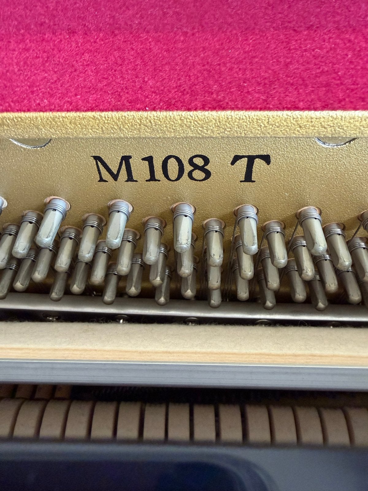 Foto 5 van Yamaha M108T Piano - Weinig Bespeeld, incl. Kruk