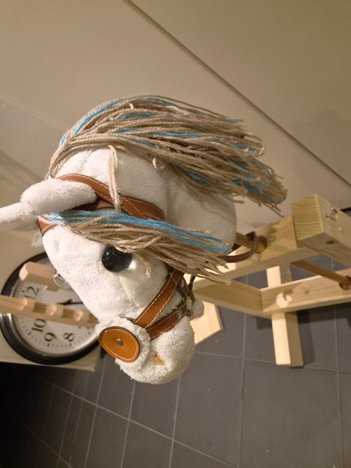 Hobby horse wit met standaard, Ophalen of Verzenden, Zo goed als nieuw, Jongen of Meisje