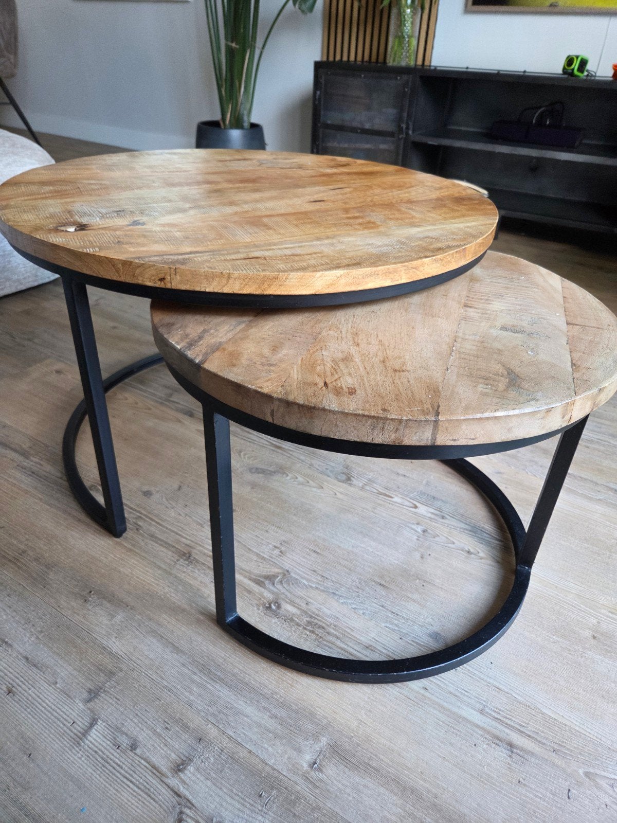 Set van 2 ronde salontafels van mangohout en metaal, Huis en Inrichting, Tafels | Salontafels, Overige houtsoorten, Gebruikt, 50 tot 100 cm