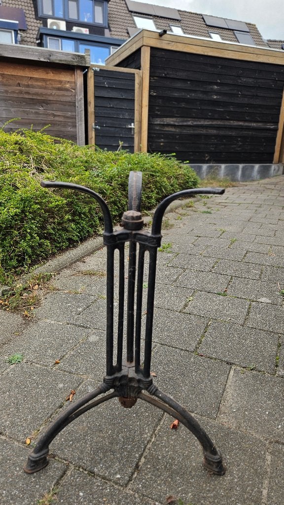 Smeedijzeren onderstel tafel, Ophalen