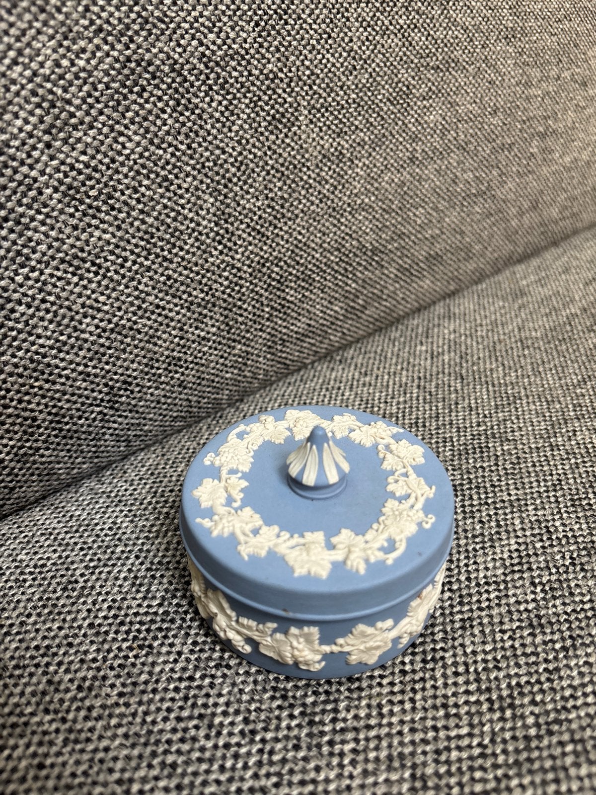 Wedgwood Jasperware Blauw Doosje met Druivenranken, Ophalen of Verzenden