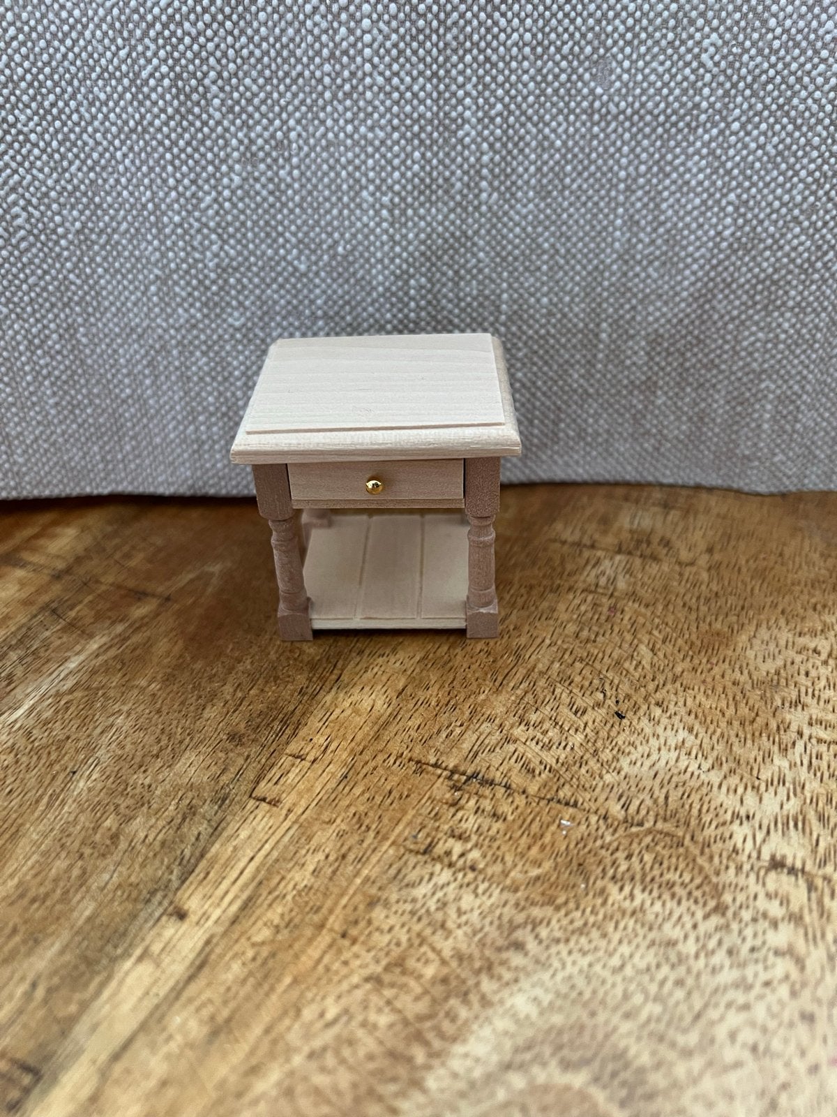 Poppenhuis nachtkastje / bijzettafeltje 1:12, Ophalen of Verzenden, Gebruikt, Poppenhuis