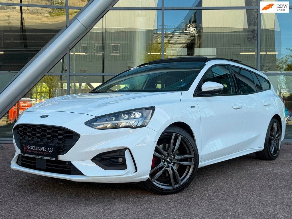 Ford Focus Wagon 1.5 EcoBoost ST Line Automaat | Pano | ATS!, 1345 kg, Gebruikt, 150 pk, Leder en Stof