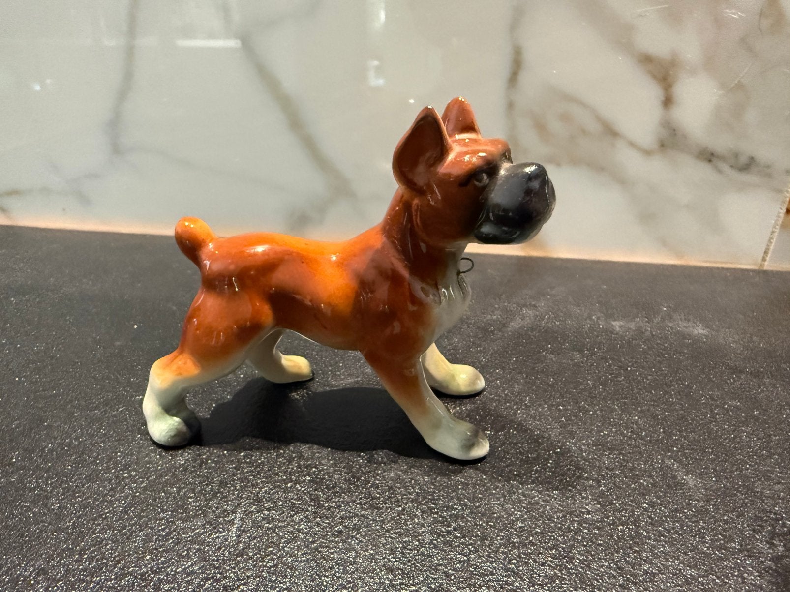 Beeld boxer izgst lieve hond zindelijk, Ophalen of Verzenden, Zo goed als nieuw, Hond of Kat, Beeldje of Figuurtje