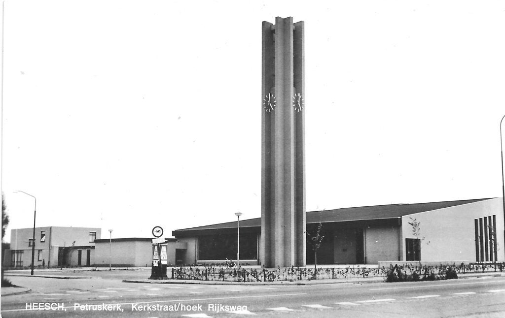 AK Heesch - Petruskerk Kerkstraat/hoek Rijksweg, Verzenden, 1960 tot 1980, Ongelopen, Noord-Brabant