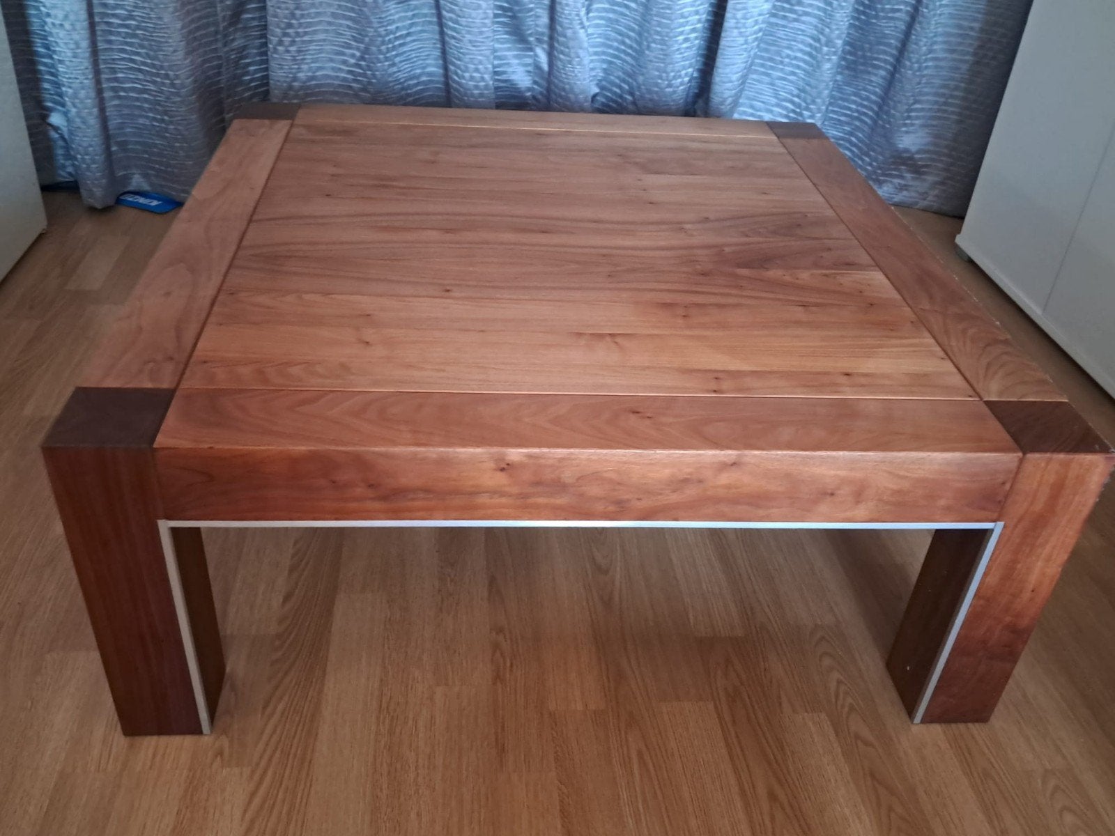 Massief houten salontafel met metalen accenten, Gebruikt, 50 tot 100 cm, Vierkant, 50 tot 100 cm