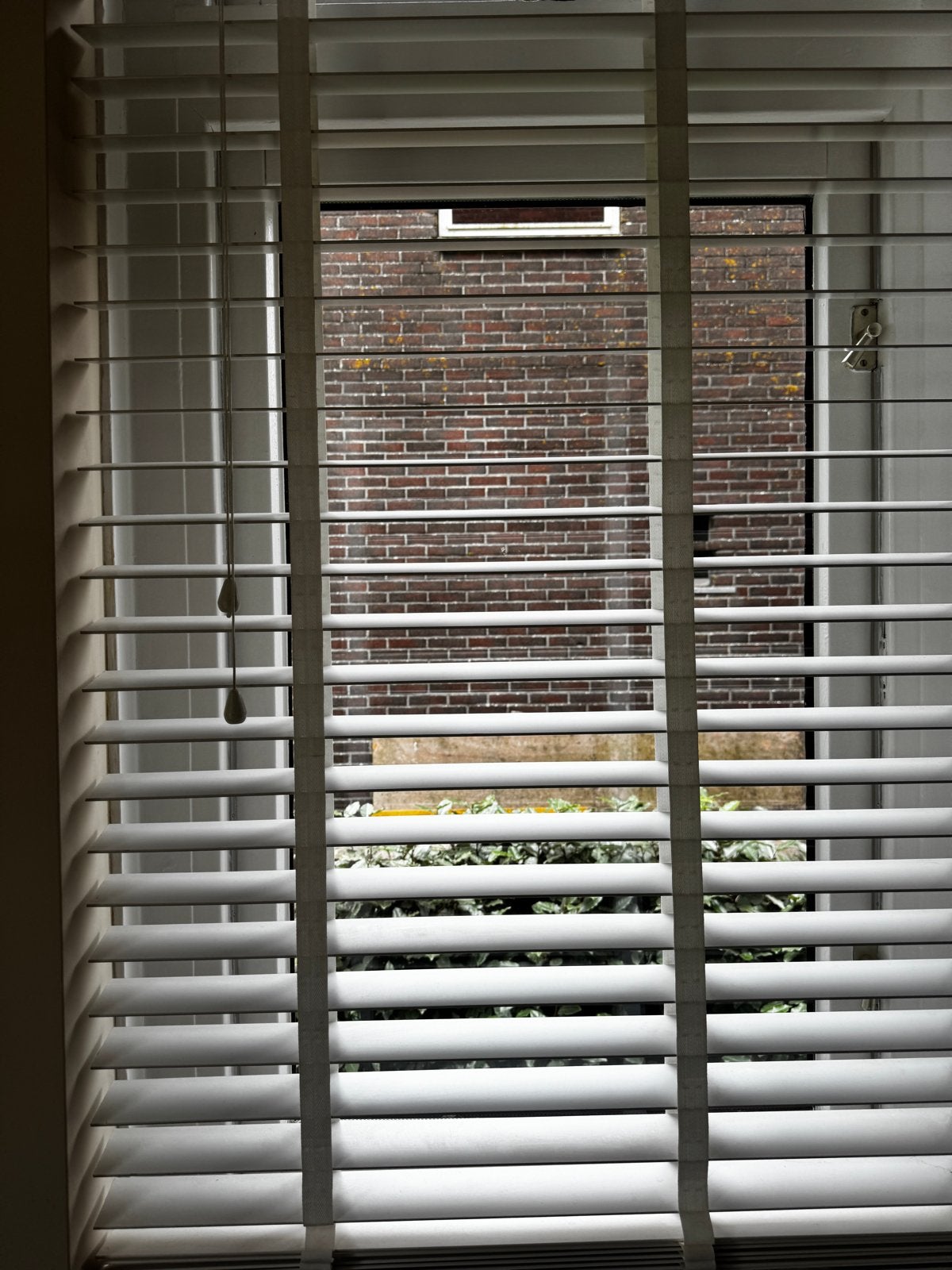 2 witte shutters inclusief bevestigingsmateriaal, Huis en Inrichting, Stoffering | Gordijnen en Lamellen, Gebruikt, Wit, Ophalen