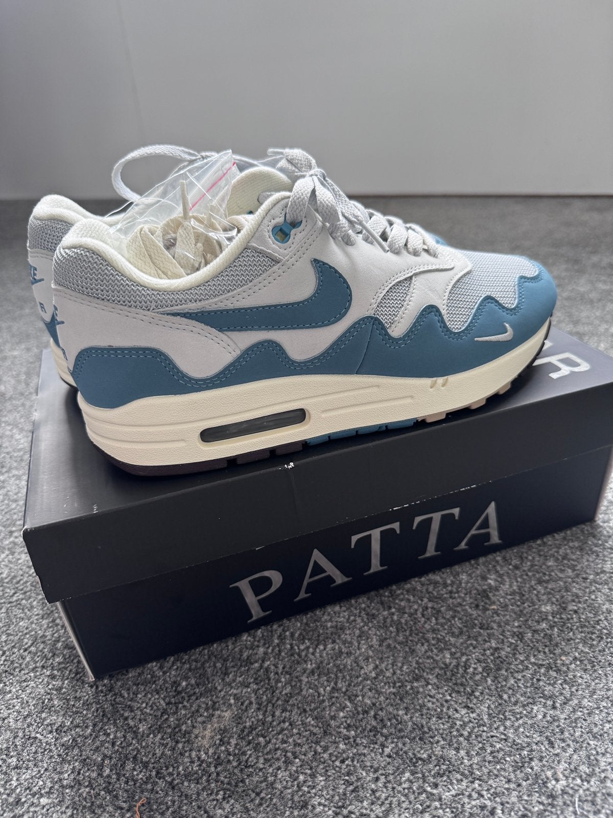 Air Max 1 Patta waves aqua with bracelet | 42, Blauw, Nieuw, Ophalen of Verzenden, Sneakers of Gympen