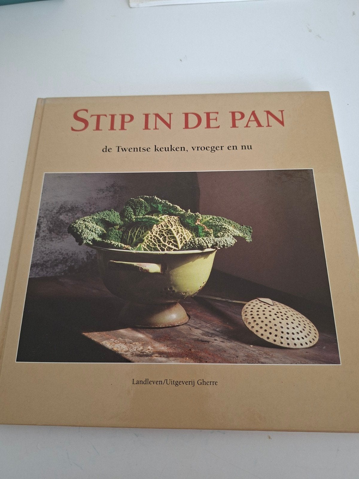 Stip in de Pan: De Twentse Keuken, vroeger en nu, Boeken, Gelezen, Ophalen of Verzenden, Nederland en België, Landleven/Uitgeverij Gherre