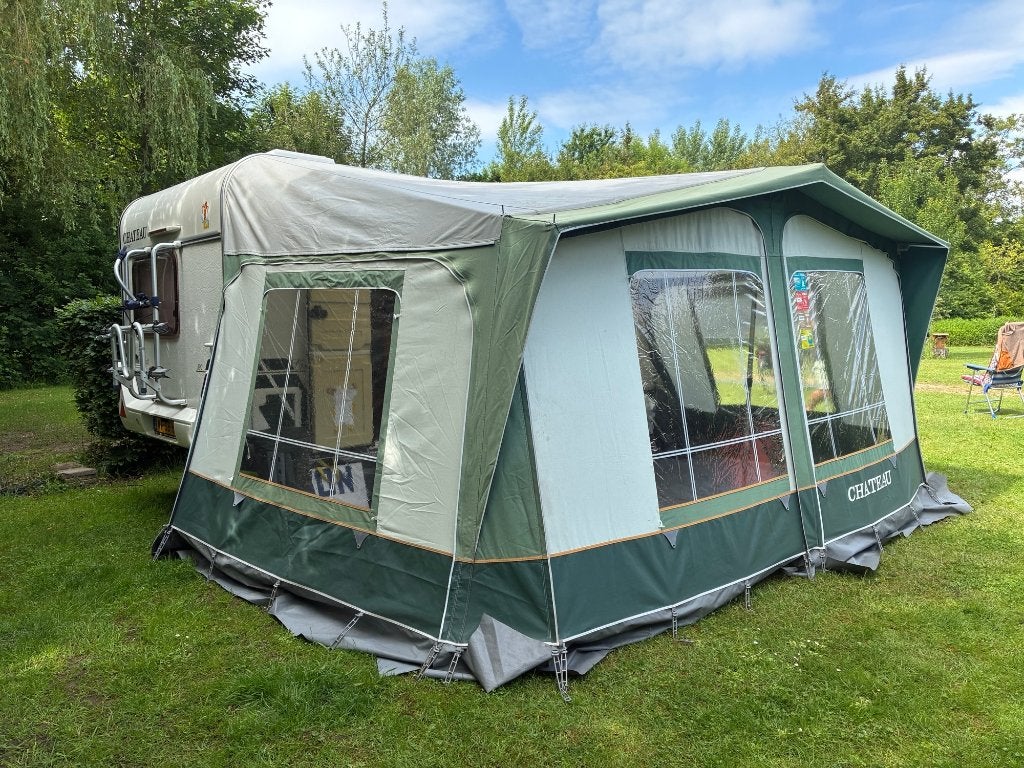 Caravan Chateau Caratt 390 (2002) + voortent + fietsenrek, Vast bed, Koelkast, 750 - 1000 kg, Particulier
