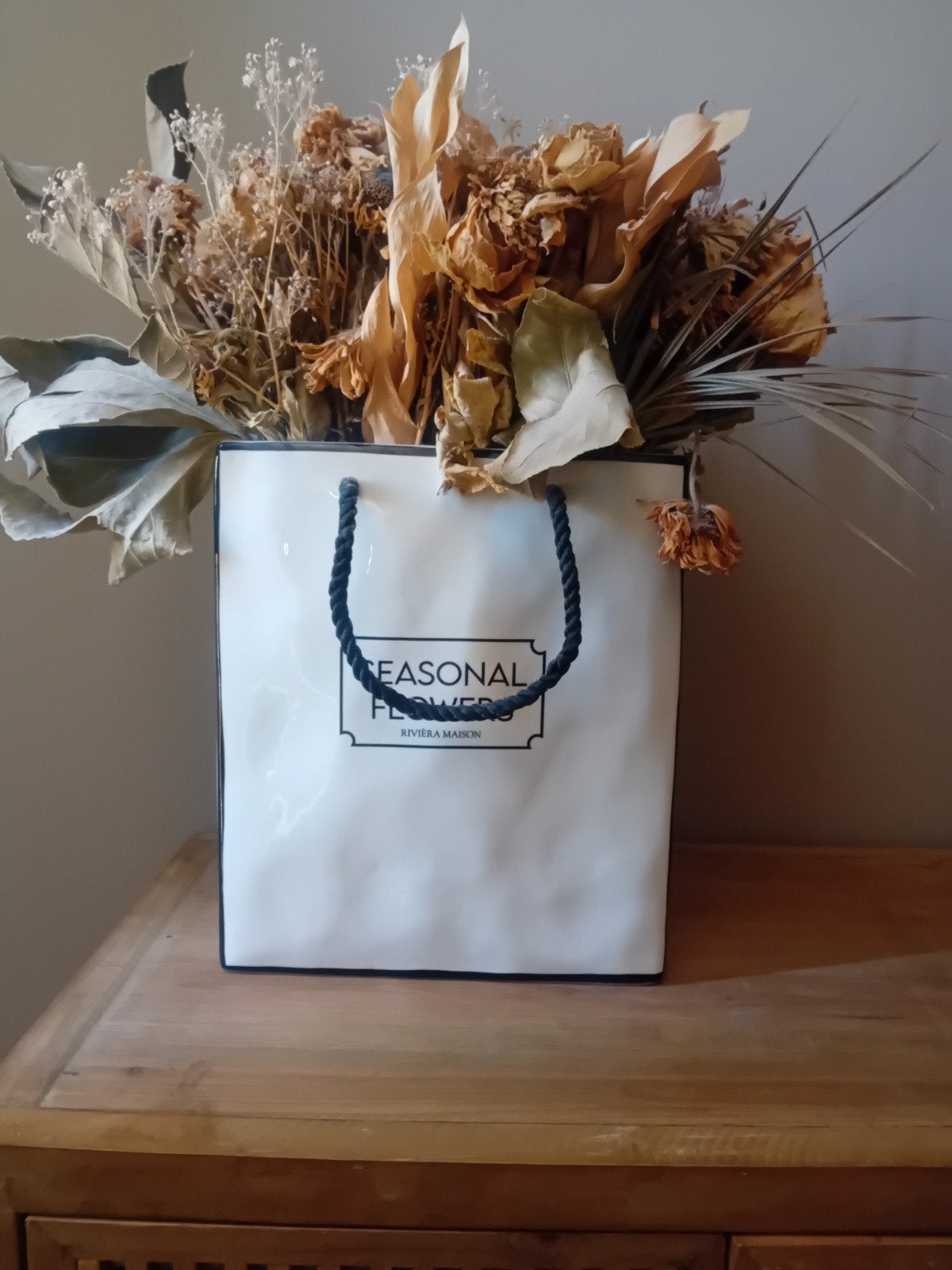 Riviera Maison Vaas 'Seasonal Flowers' - Tasvormig, Wit, Ophalen of Verzenden, Zo goed als nieuw, Met patroon/structuur