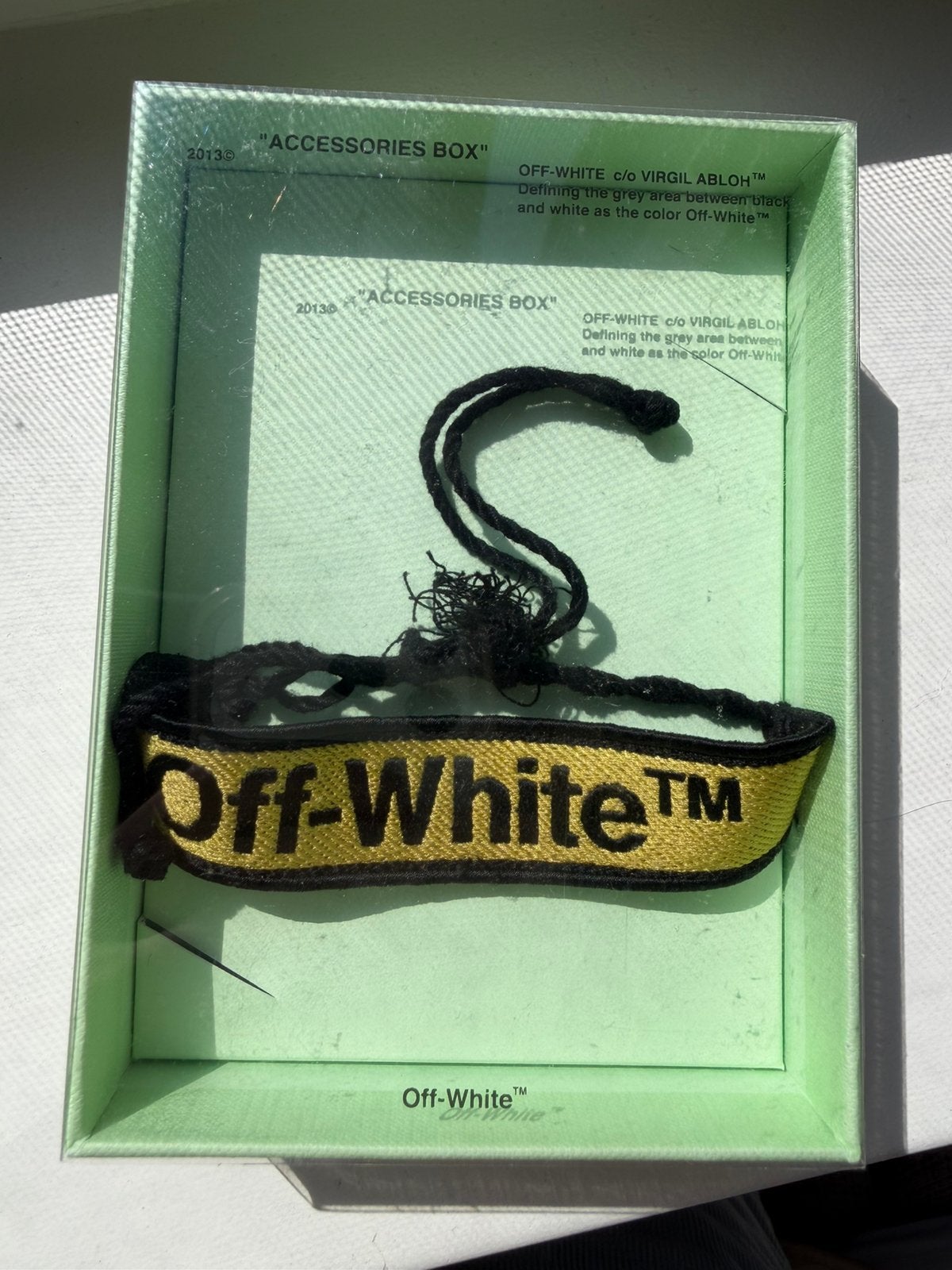 Stoffen armband off white, Ophalen of Verzenden, Zo goed als nieuw, Geel, Overige materialen