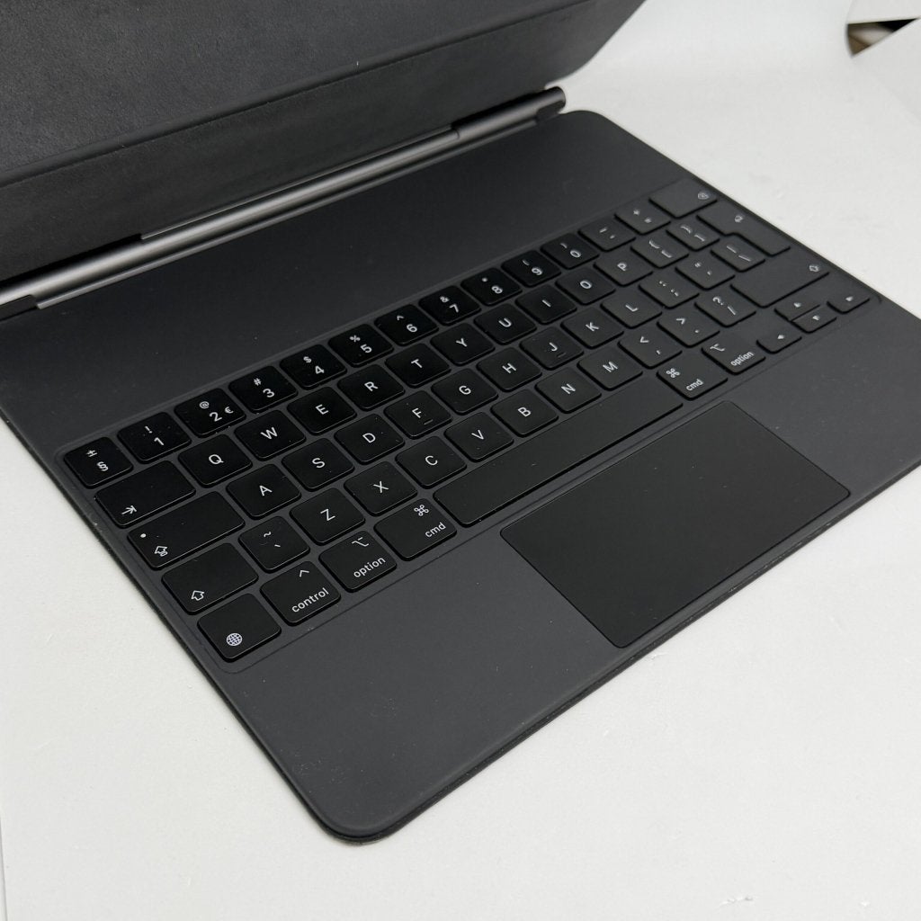 Apple Magic Keyboard voor iPad Pro/Air 12,9/13 inch, Apple, Zo goed als nieuw, Support@apple.com, Apple Park Way, Cupertino, California