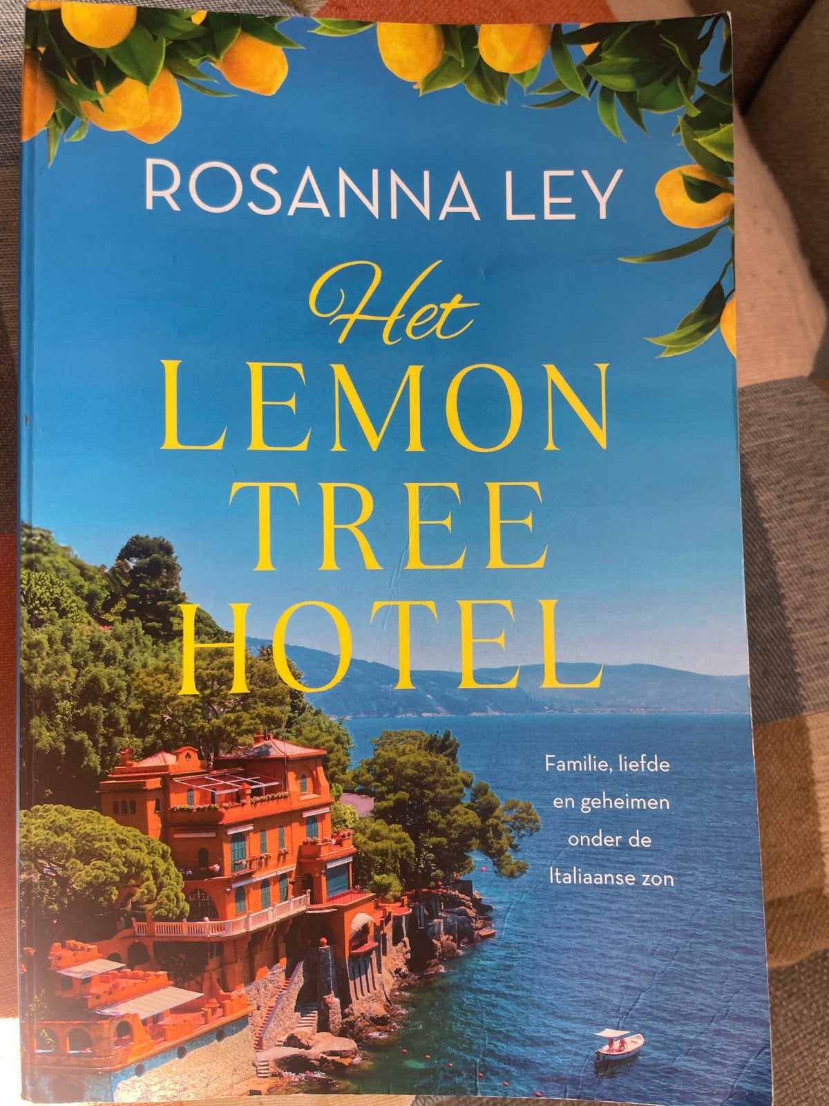 Het Lemon Tree Hotel - Rosanna Ley (Roman), Boeken, Ophalen of Verzenden, Gelezen, Europa overig