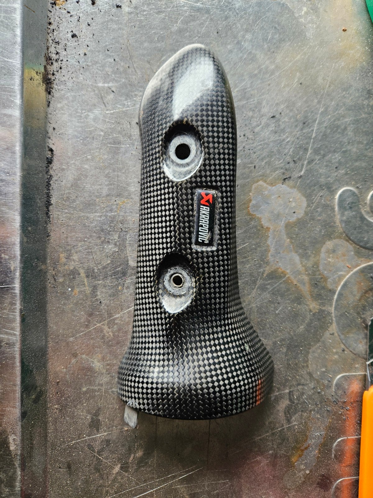 akrapovic carbon uitlaat kapje, Motoren, Ophalen of Verzenden