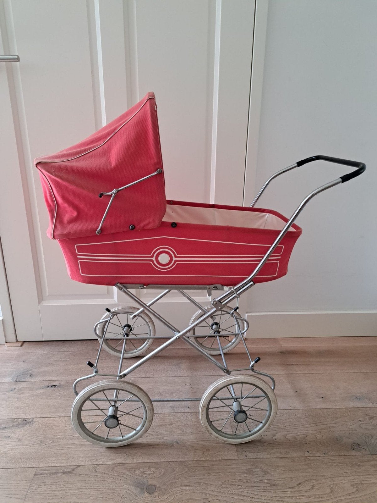 Vintage poppenwagen. Klassieke rode poppenwagen jaren 70, Ophalen, Gebruikt, Meisje